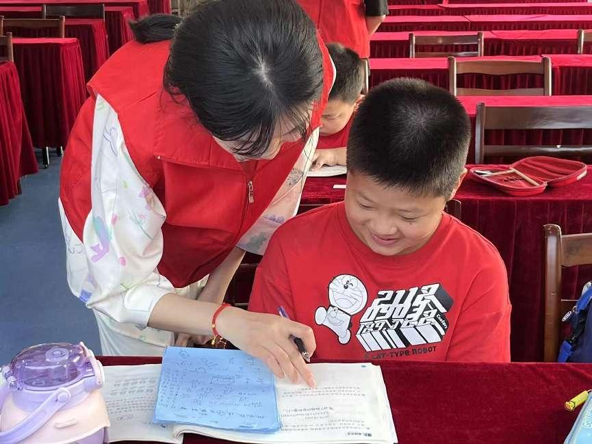 安徽學(xué)子三下鄉(xiāng)：學(xué)習(xí)中外文化習(xí)俗，體會文化多樣性