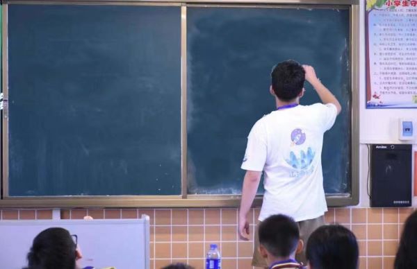 墨韻悠長(zhǎng)，篤學(xué)尚行 ——嶺南師范學(xué)院“山河承宇”社會(huì)實(shí)踐隊(duì)開(kāi)展書(shū)法課程
