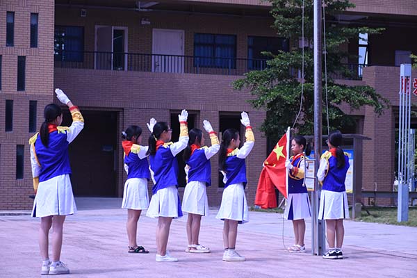 “百千萬工程”大學(xué)生突擊隊|嶺南師范學(xué)院“山河承宇”實踐隊以賦能鄉(xiāng)村振興，點燃鄉(xiāng)村教學(xué)的“星火”