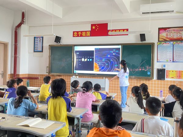 小宇宙大奇觀 種下心中科學(xué)樹(shù) ——嶺南師范學(xué)院“山河承宇”實(shí)踐隊(duì)開(kāi)展探索宇宙主題科普課程