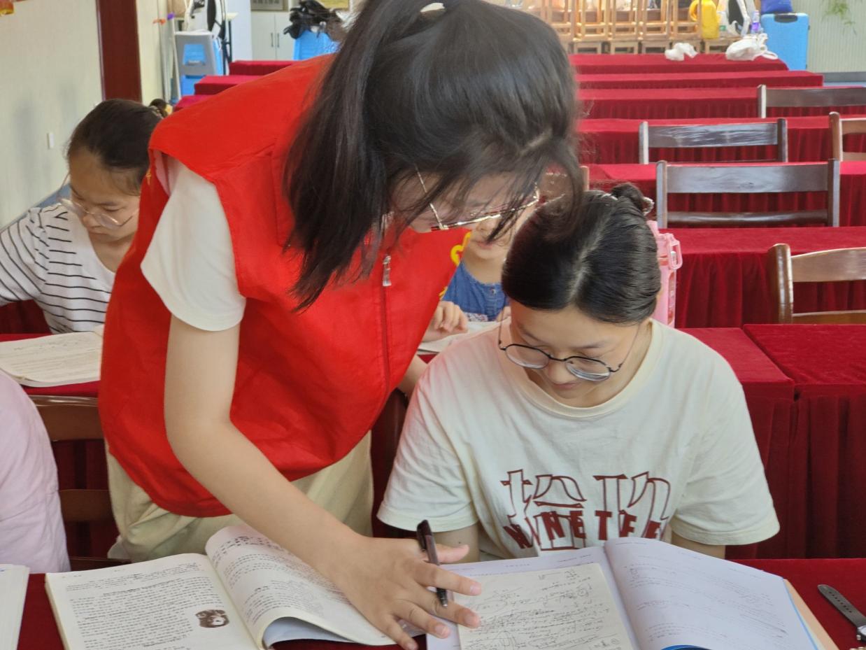 安徽學(xué)子三下鄉(xiāng)：了解中外文化，豐富知識樂園