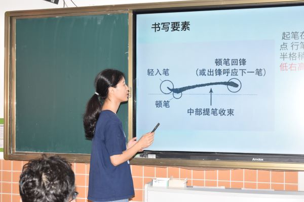 傳承中國(guó)漢字，書(shū)法走進(jìn)課堂 --嶺南師范學(xué)院“山河承宇”社會(huì)實(shí)踐隊(duì)開(kāi)展硬筆書(shū)法特色課程