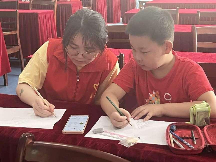安徽學(xué)子三下鄉(xiāng)：跨越國界，共享文化精髓