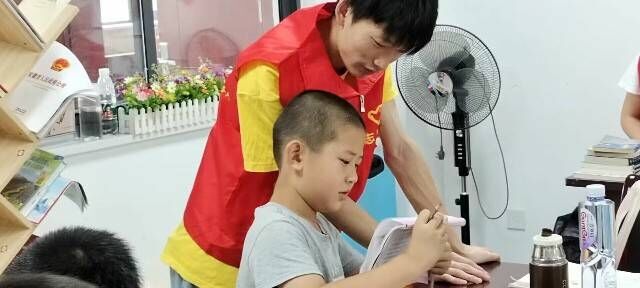 安徽學(xué)子三下鄉(xiāng):趣味伴童心，急救記心中