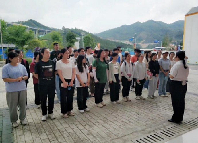 綠水青山，風(fēng)景這邊獨(dú)好；星火燎原，繼續(xù)砥礪前行