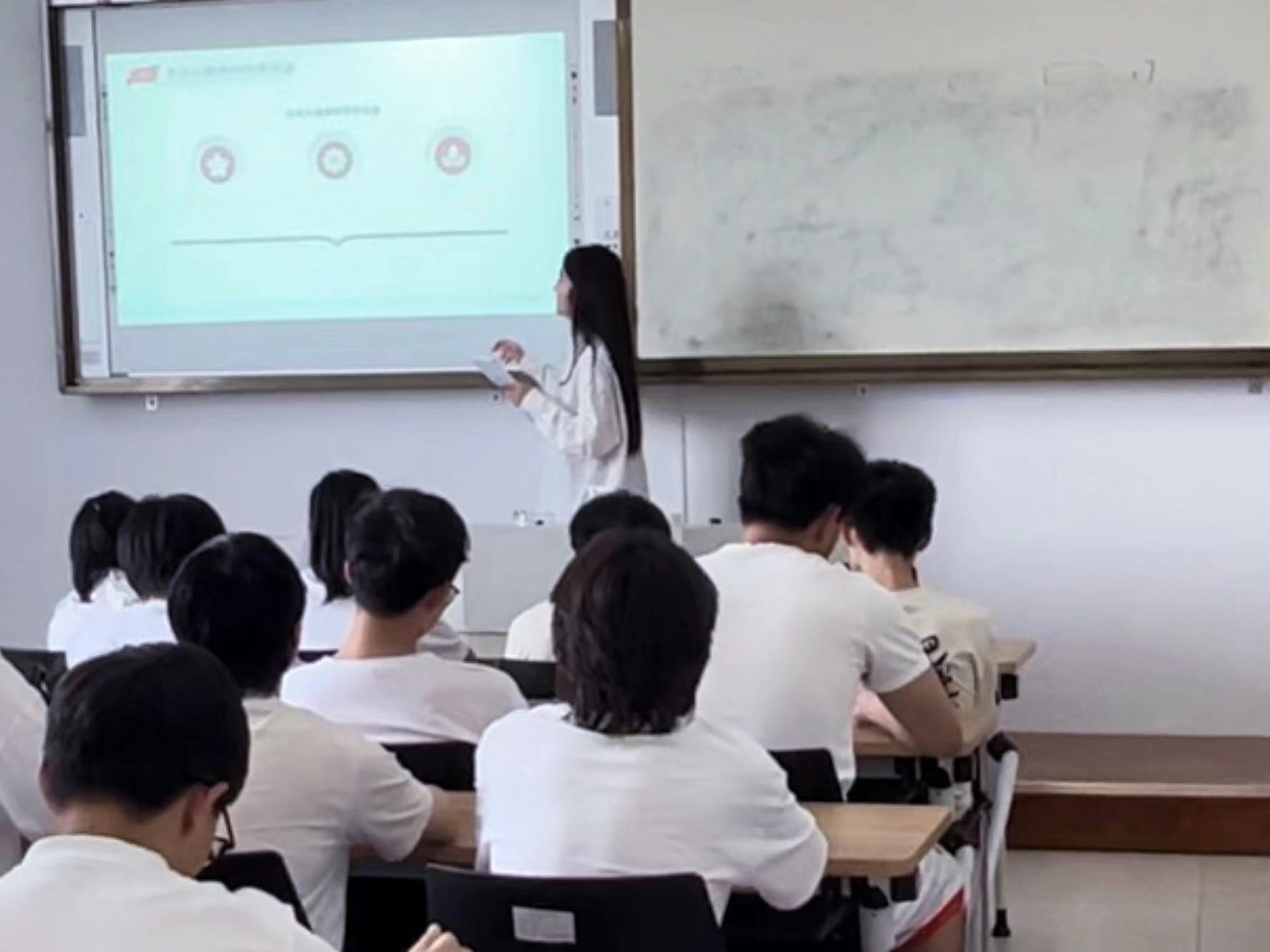 浙郵學子三下鄉(xiāng)：傳承紅色基因，綻放青春的炫麗之花