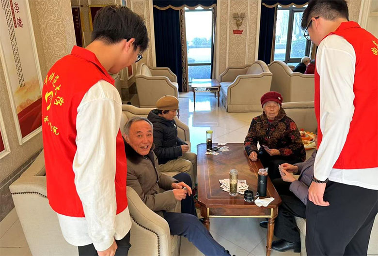 “青衿之志 實(shí)踐篤行”實(shí)踐隊(duì)體育科學(xué)學(xué)院學(xué)院寒假社會(huì)實(shí)踐——暖心冬日行，情滿(mǎn)敬老院