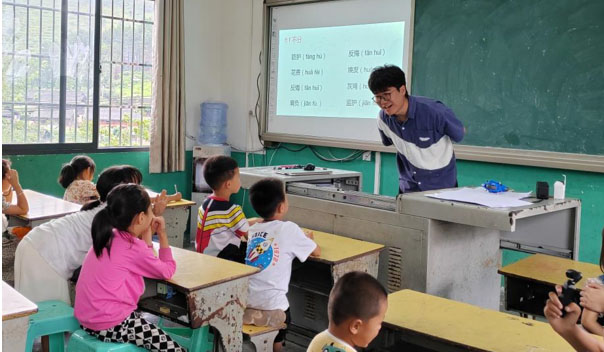 童語(yǔ)誦讀 ，推普筑夢(mèng)——長(zhǎng)安大學(xué)筑夢(mèng)黔行實(shí)踐隊(duì)深入開