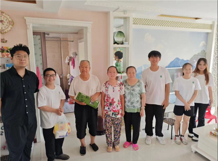 大學生進社區(qū)：傳承紅色基因，傳遞溫暖關(guān)懷