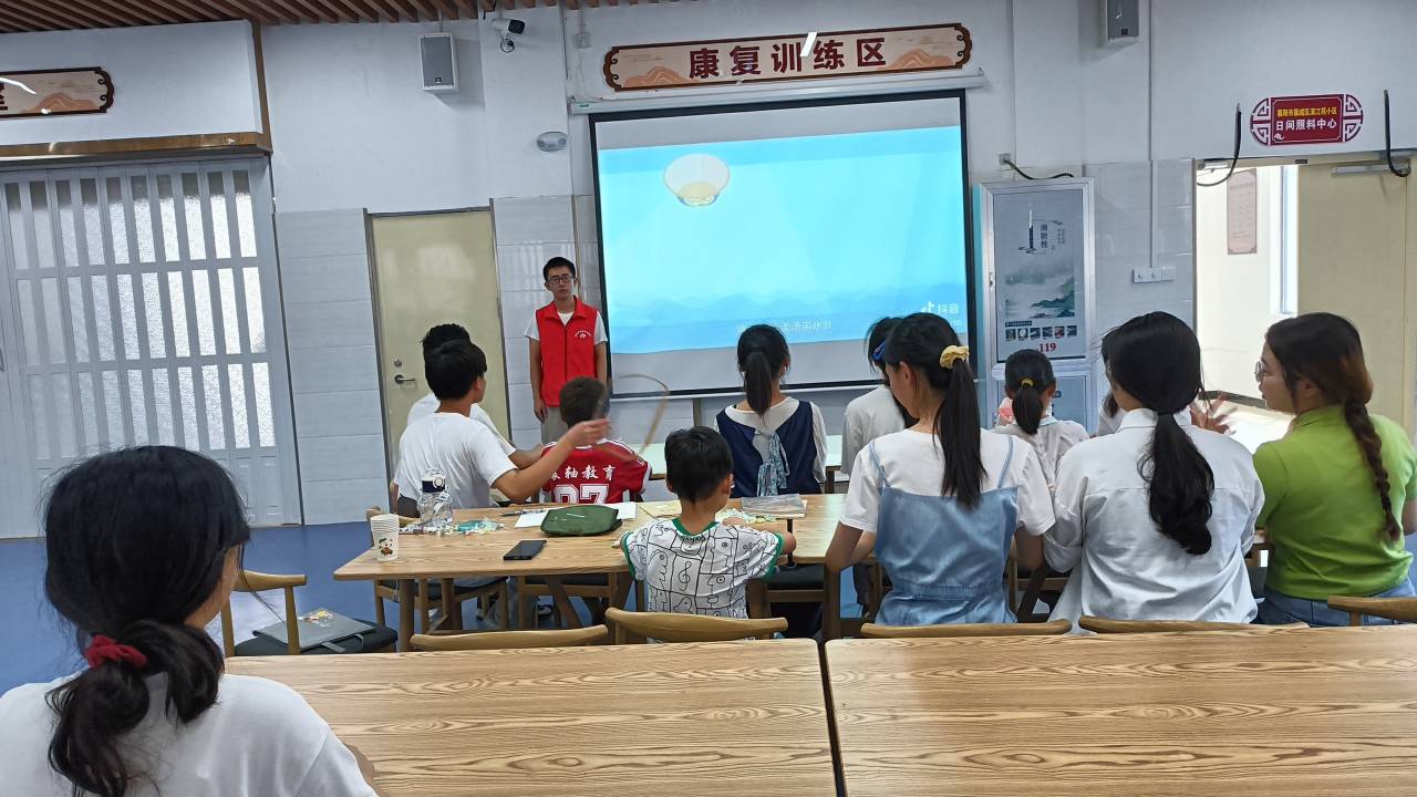 學(xué)習(xí)與玩耍相結(jié)合，構(gòu)建多彩暑假