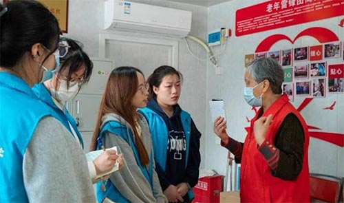 公共管理學(xué)院開展鄭州站志愿活動