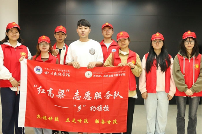 走進信息時代，感受科技力量——紅高粱“鄉(xiāng)”約雅拉志愿服務隊成員赴康定市雅拉鄉(xiāng)達折渚電商直播基地開展參觀學習活動