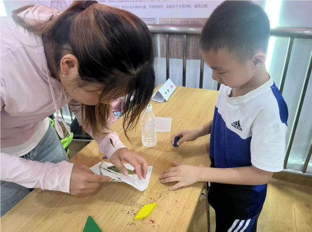 “藝賦中醫(yī)”團隊響應“愛心暑托班”號召，向社區(qū)孩童介紹中醫(yī)藥拓染技藝