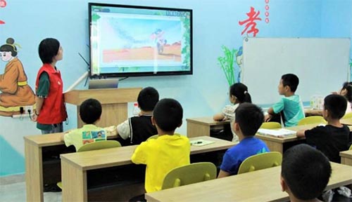 人文學(xué)院青年志愿團(tuán)開展“感恩”與“科學(xué)”主題公益課堂