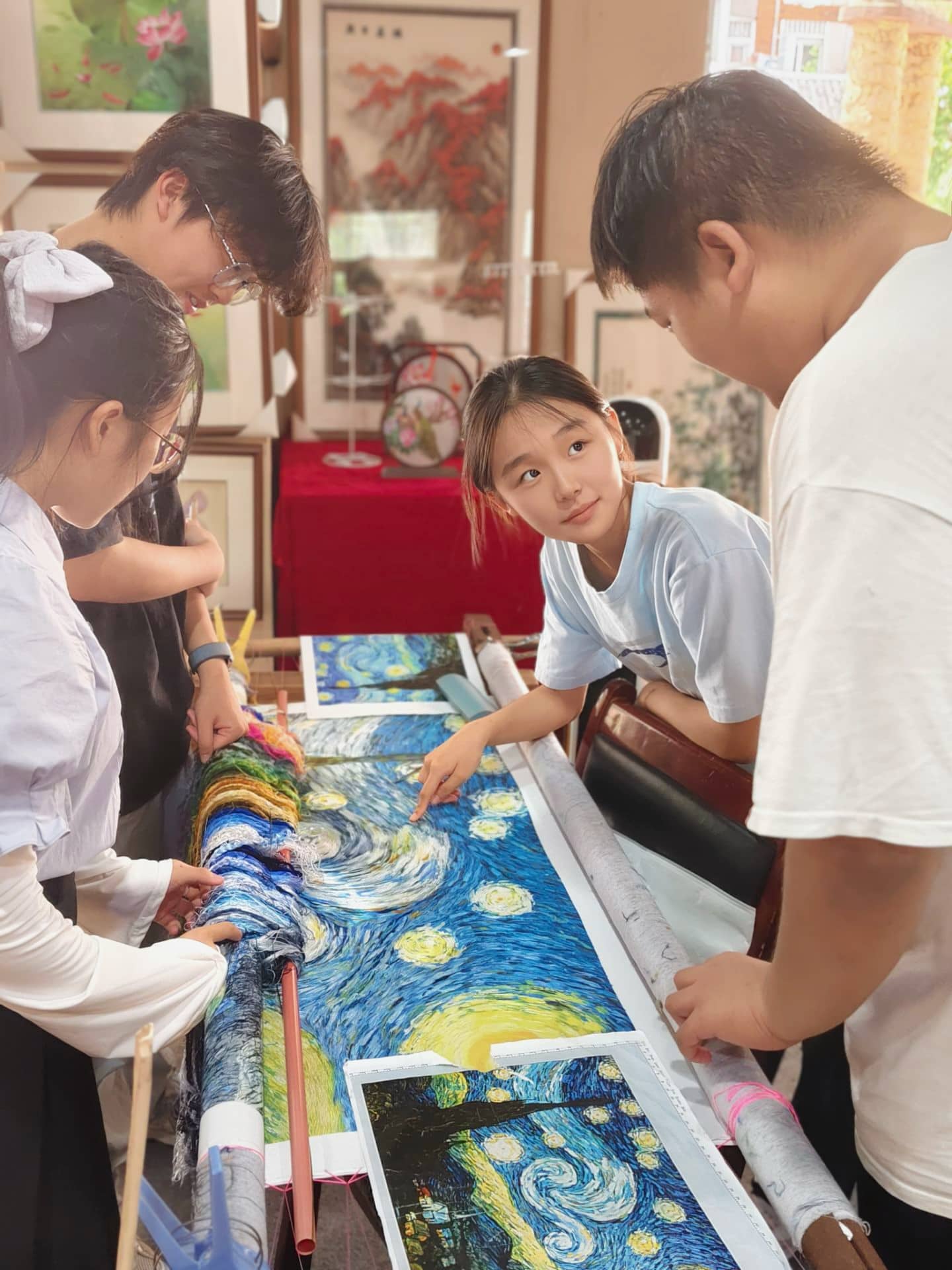 湖北大學(xué)“三下鄉(xiāng)”暑期實踐隊到江欣苑開展?jié)h繡傳承相關(guān)調(diào)研