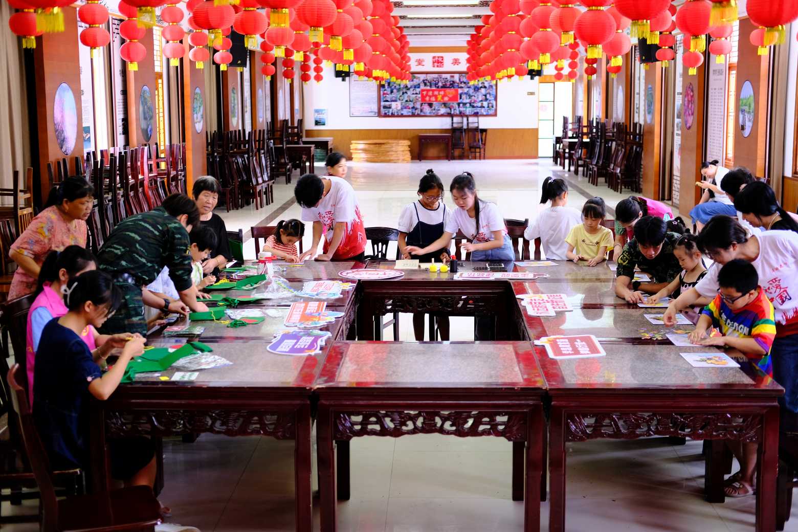 經(jīng)貿(mào)青年三下鄉(xiāng)：“紅星向黨，童彩飄揚(yáng)”理論宣講