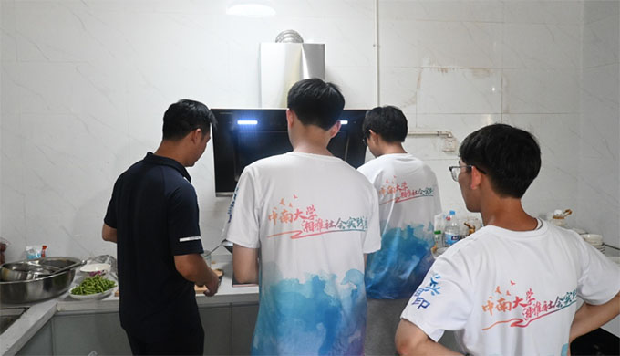 【青春建功，實(shí)踐鑄魂】中南大學(xué)“心興湘印”支教隊(duì)與團(tuán)省委駐興場(chǎng)坳村工作隊(duì)的一頓飯