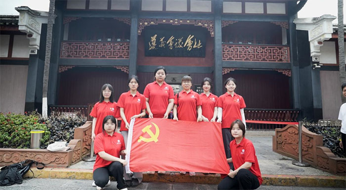 重走長征路，奮斗正當時——西安工業(yè)大學藝術與傳媒學院“追紅·尋跡”實踐隊
