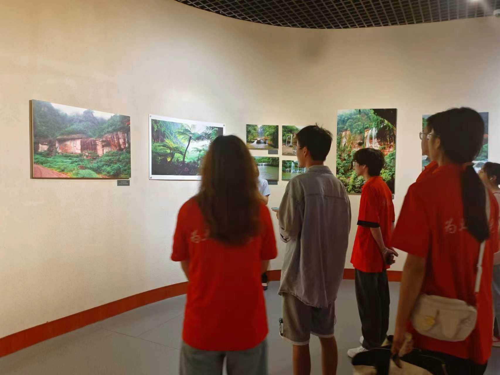 了解民族文化史，同心同德助團結