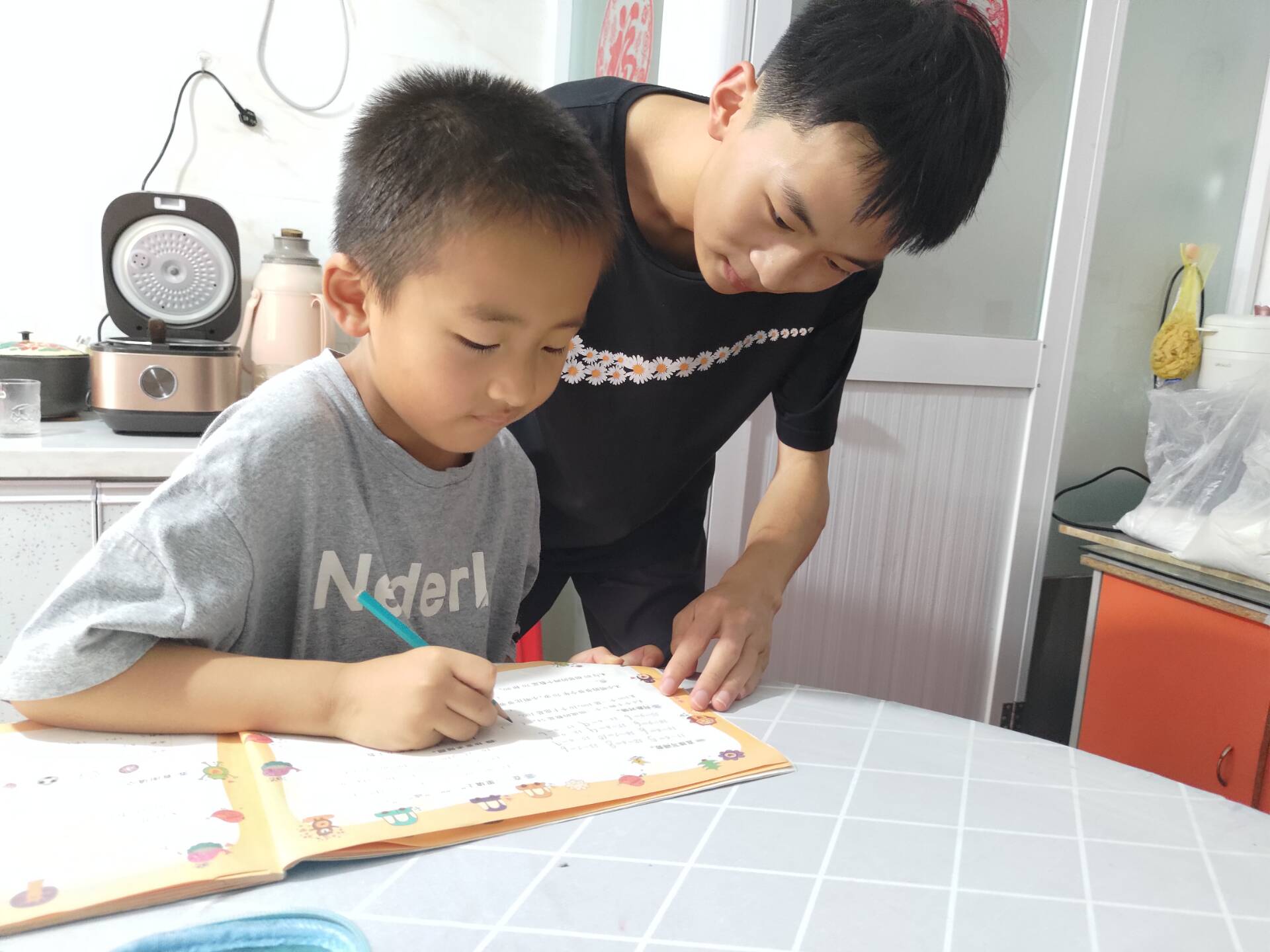 情牽留守，愛(ài)暖童心——關(guān)注留守兒童