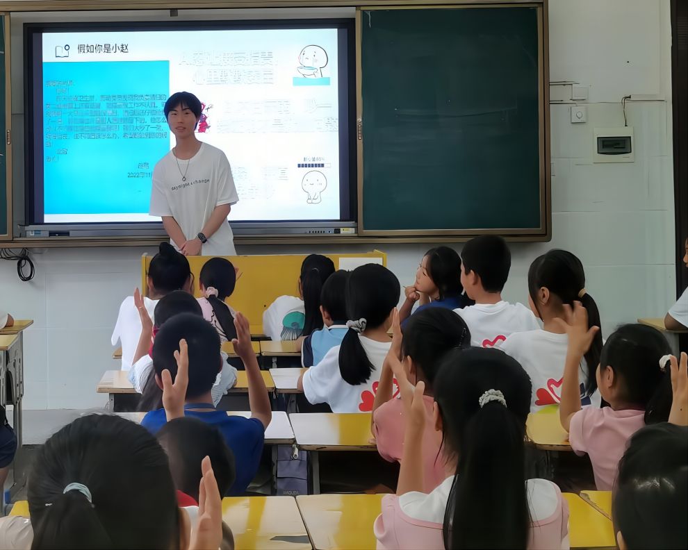 【青春建功，實踐鑄魂】足球構筑友誼橋梁，反霸凌共建和諧校園——中南大學湘雅公共衛(wèi)生學院夏令營七彩課程持續(xù)推進！