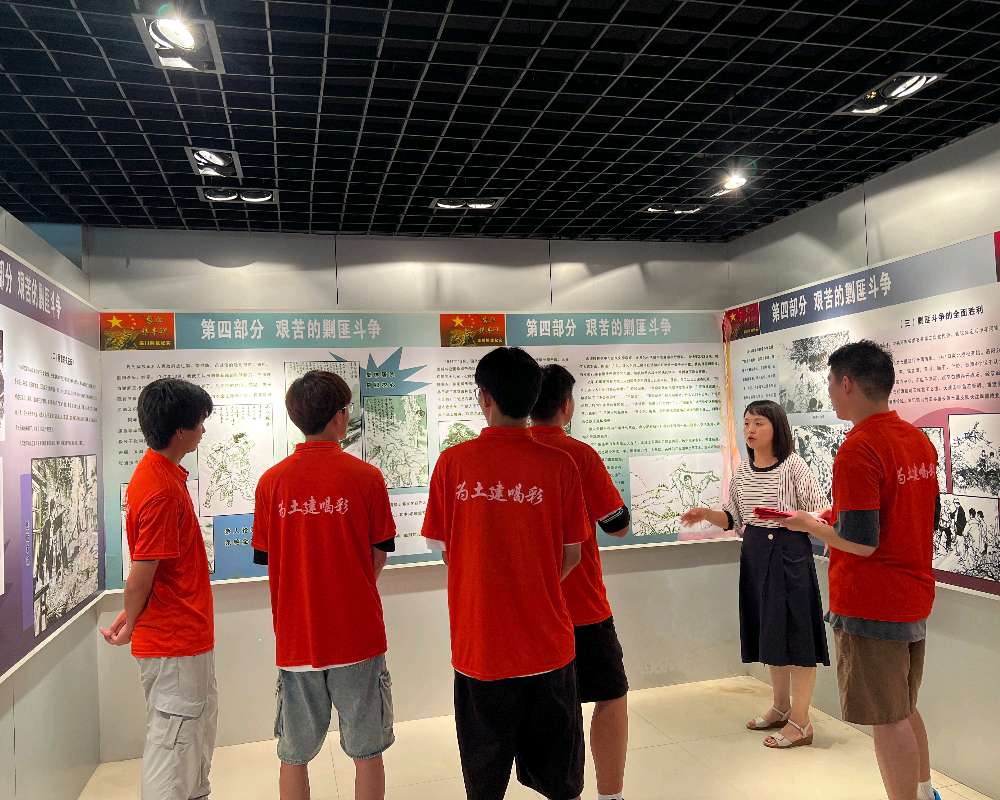 重溫長征路，言出革命情