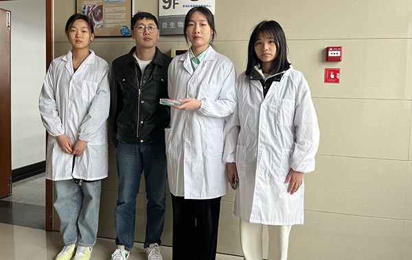 科研引領(lǐng)新時(shí)代·社會(huì)服務(wù)啟新程——嘉職院變溫顯色智能型降溫貼團(tuán)隊(duì)開展公益試用服務(wù)行動(dòng)