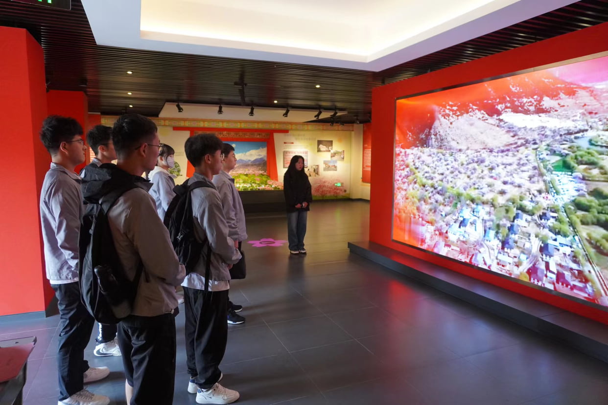 嘎拉村紅色研學(xué)主題教育展覽館開館，河南工業(yè)大學(xué)團隊開展'團結(jié)頌'主題黨日活動