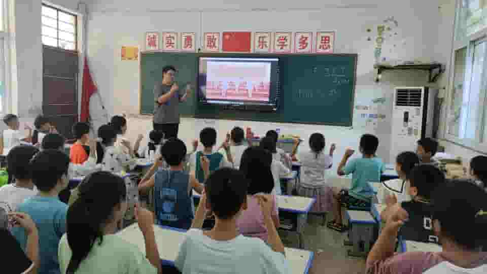 龍舟競渡情滿豫，江海學子共筑夢