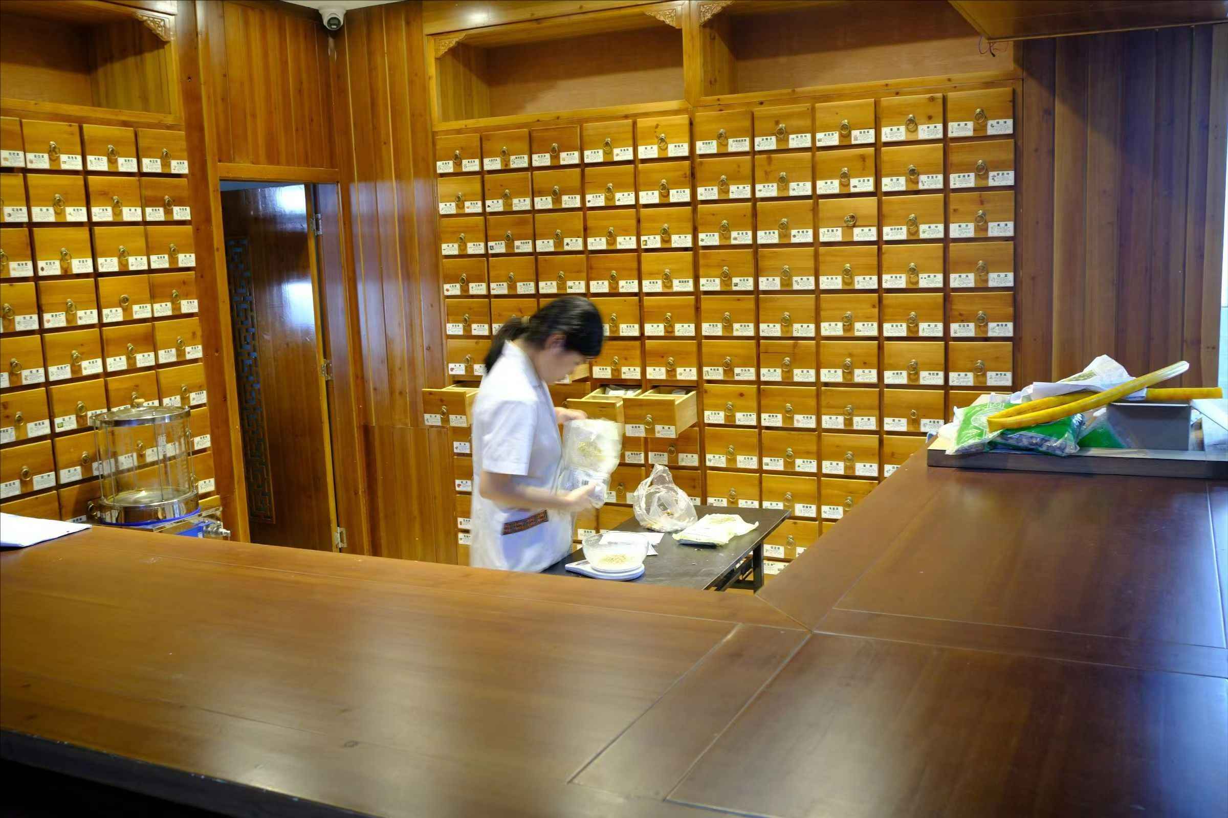 探訪湖南平正堂瑤醫(yī)醫(yī)院：揭秘千年瑤藥智慧，體驗(yàn)民族醫(yī)學(xué)瑰寶