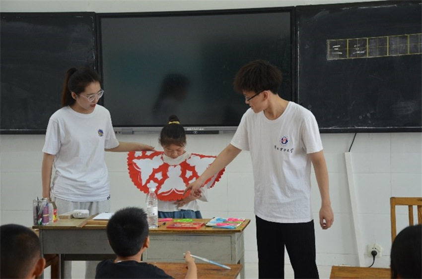華北電力大學學子三下鄉(xiāng)：云肩剪紙潤童心