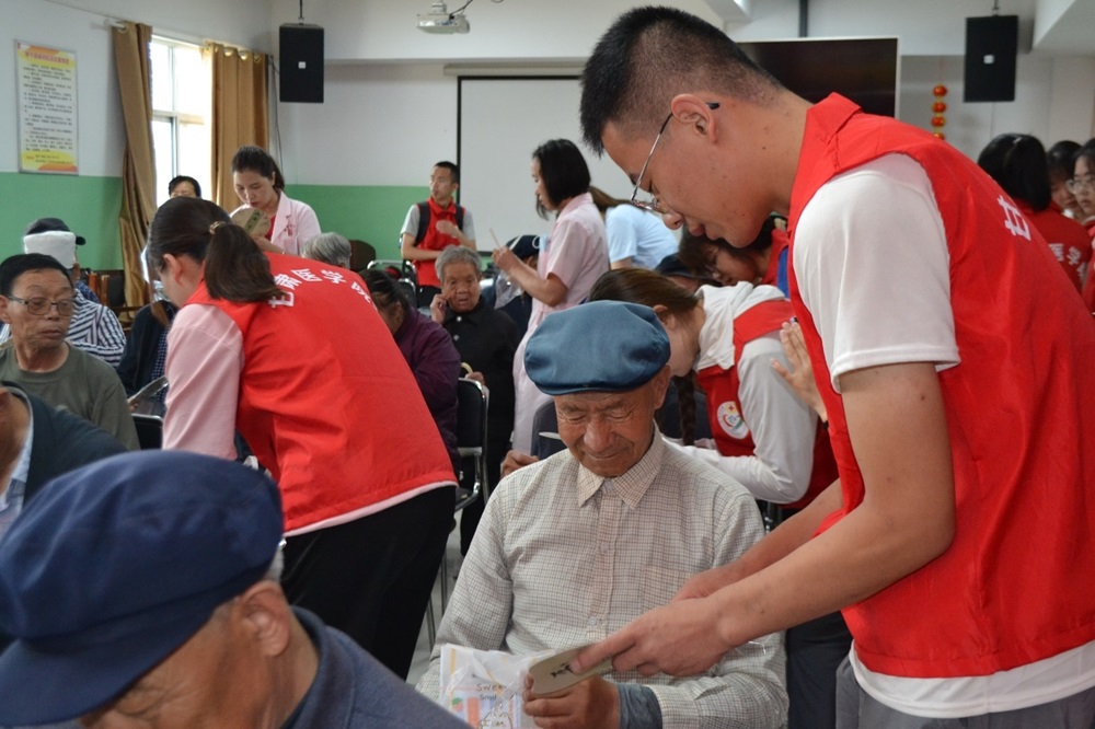福利院愛(ài)心之旅：老幼同歡日
