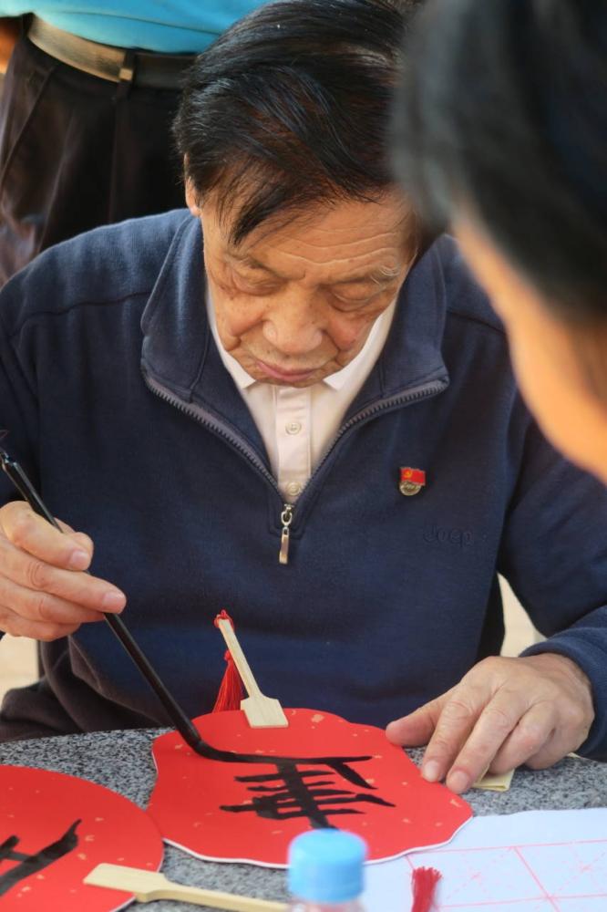 暖心服務(wù)，敬老花開 ——記文學(xué)院21級(jí)漢語言文學(xué)(教師教