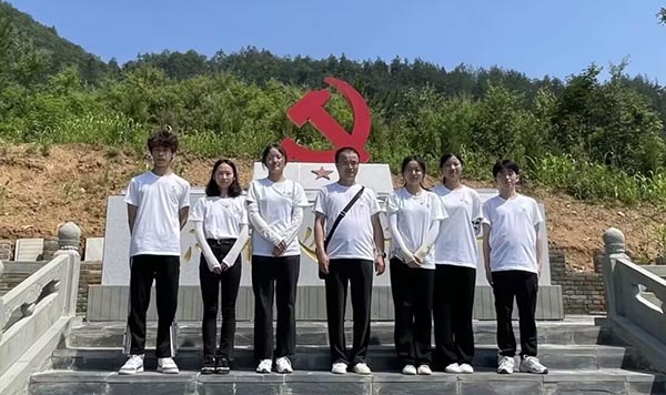 “緬懷革命先烈 傳承紅色基因”-湖北大學(xué)知行學(xué)院實(shí)踐團(tuán)隊(duì)