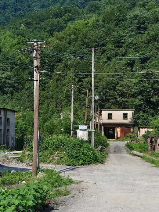 遺址重尋，再現(xiàn)“旌”彩：合工大學(xué)子探尋碧云村井岡山三線廠房遺址