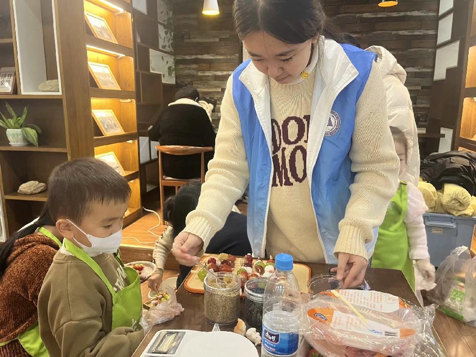甜蜜“串”播文化，樂(lè)享童趣“食”光