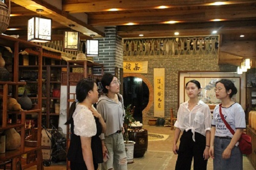 茶業(yè)發(fā)展 品牌先行|湘潭大學(xué)赴六堡茶鄉(xiāng)暑期社會實踐團(tuán)深入調(diào)研梧州六堡茶企