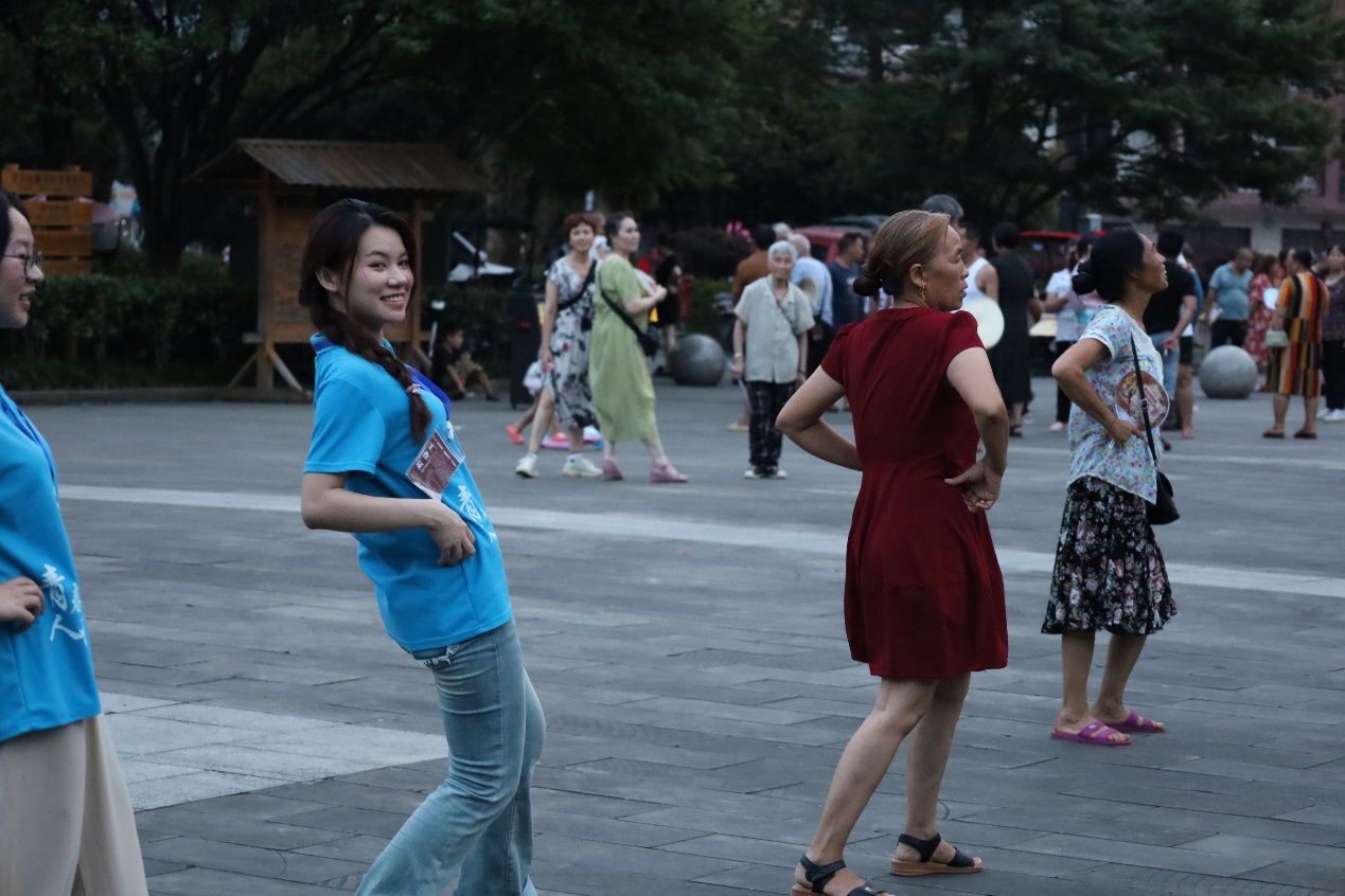 青春人科進行時：心橋相連情綿綿，舞影蹁躚繪民俗 中國青年網(wǎng)7月18日電（通訊員 王千嬈）2