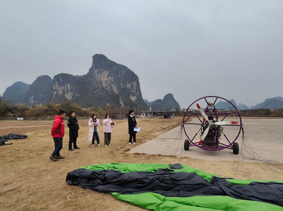 團隊成員與負責人實地參觀設(shè)施