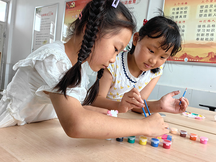 南財(cái)學(xué)子三下鄉(xiāng)：稚筆彩繪，探尋美好