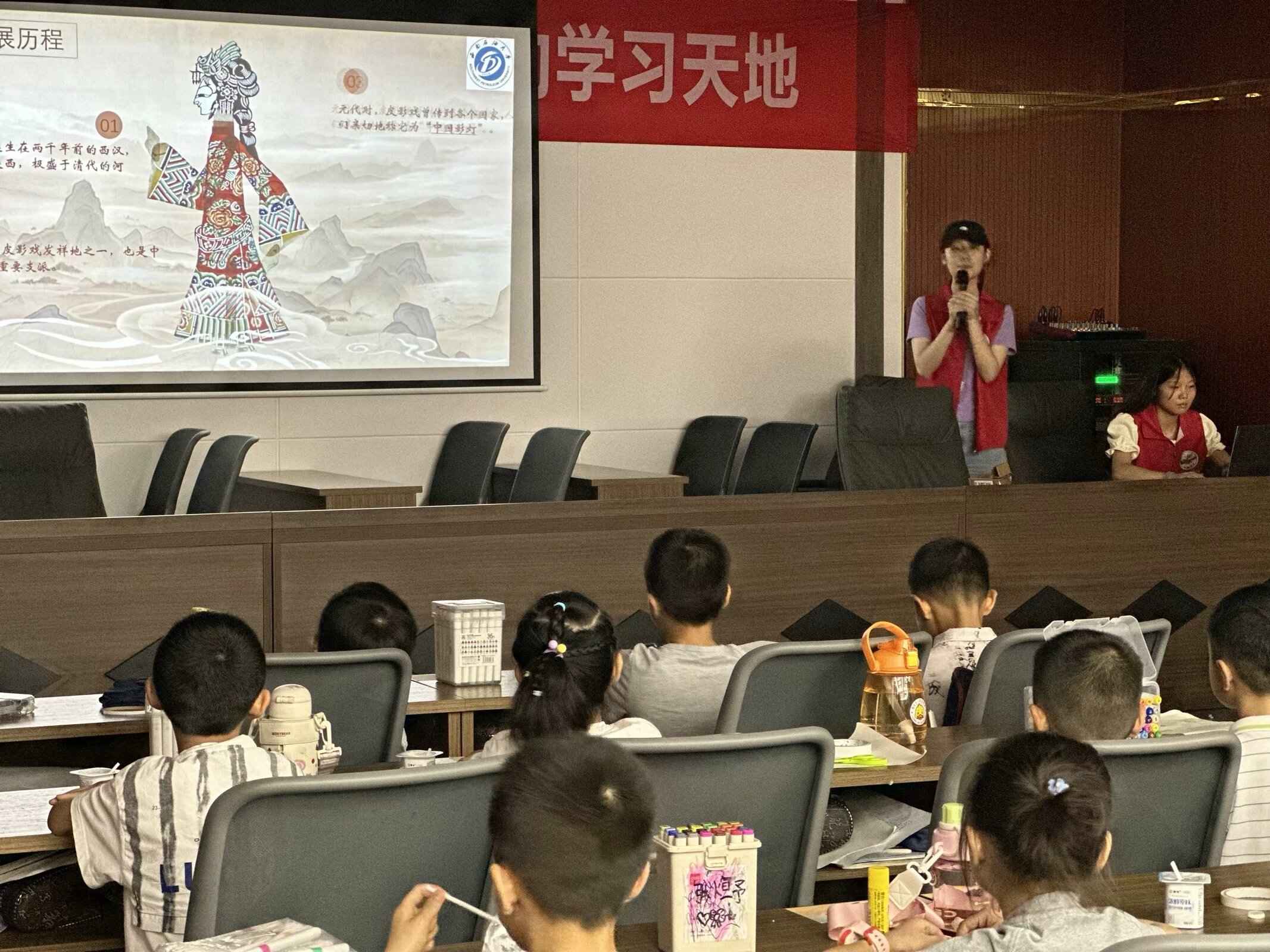 傳承皮影藝術(shù)，弘揚(yáng)非遺之光——西南石油大學(xué)電氣信息學(xué)院影韻傳承暑期社