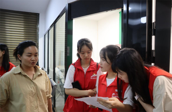 湖南科技大學(xué)馬克思主義學(xué)院“花石筑夢，綠野興農(nóng)”志愿服務(wù)團 隊進(jìn)行“