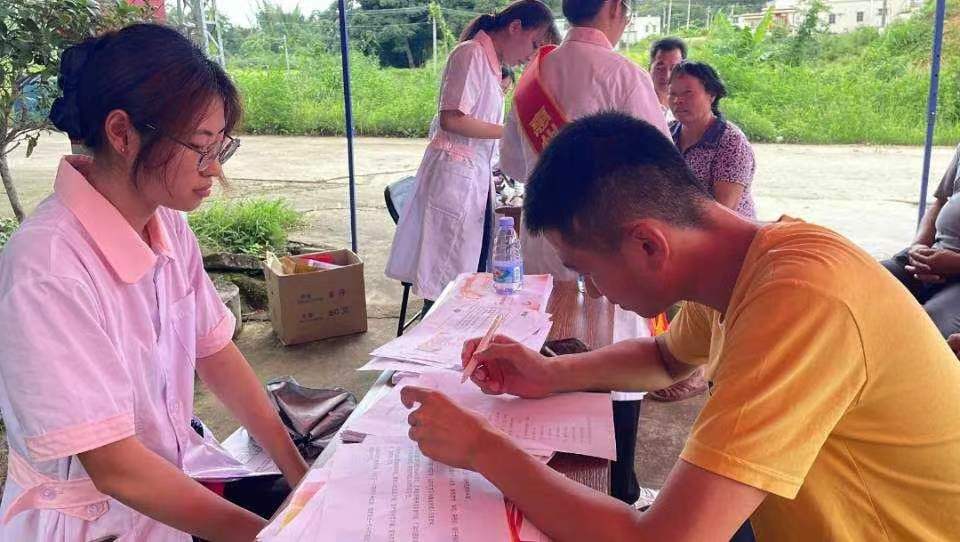 情系仲夏資助同行，感恩喜樂“診”送安康