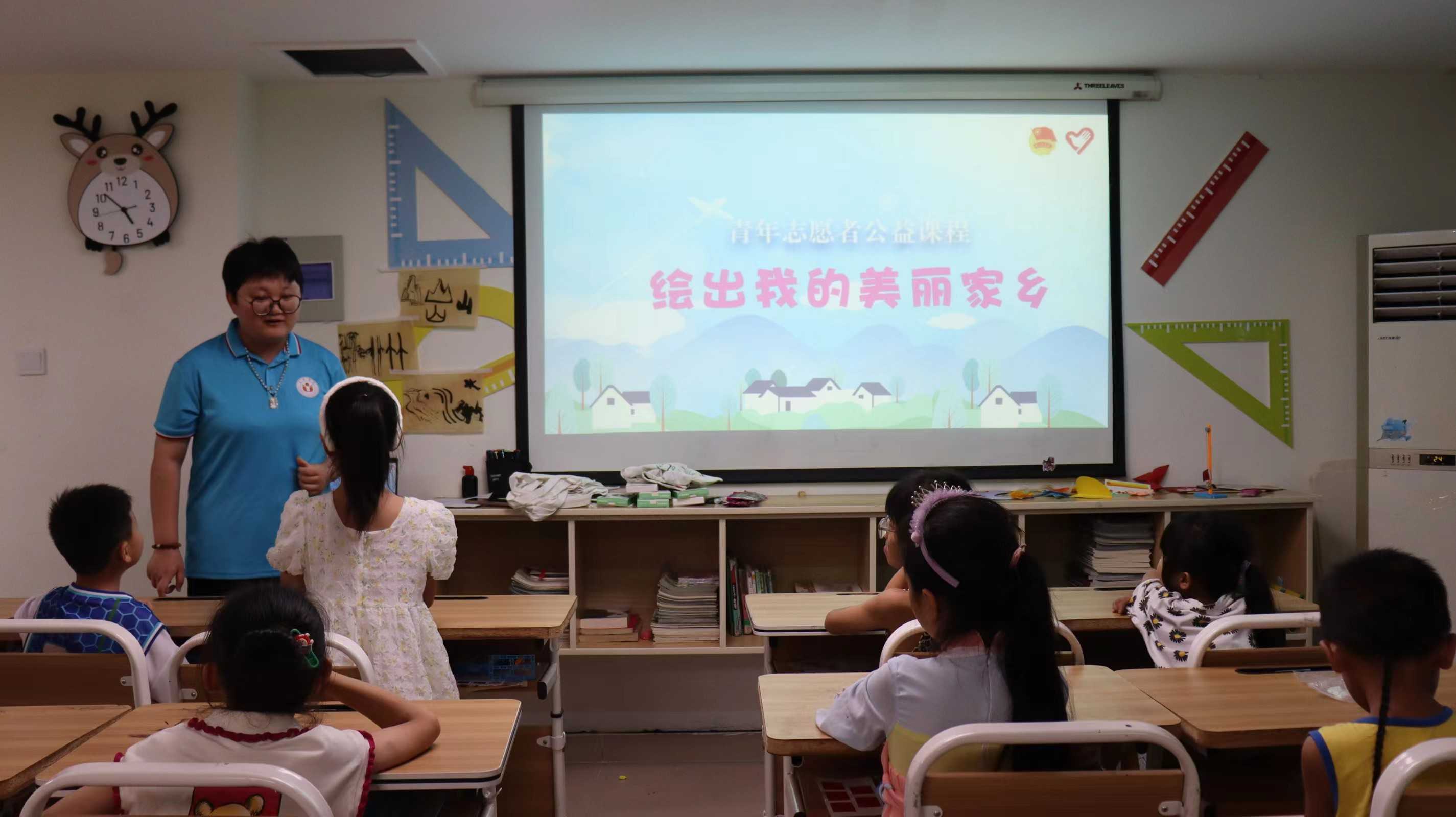 童心妙筆繪家鄉(xiāng)，鄉(xiāng)情無改淌心田
