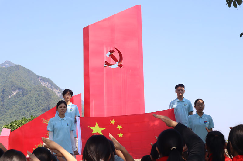 重外院學(xué)子三下鄉(xiāng)：站高山之上，獻(xiàn)紅心于黨