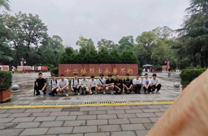 暑期熱血青春，守護(hù)烈士英魂——十二橋烈士墓志愿服務(wù)活動(dòng)