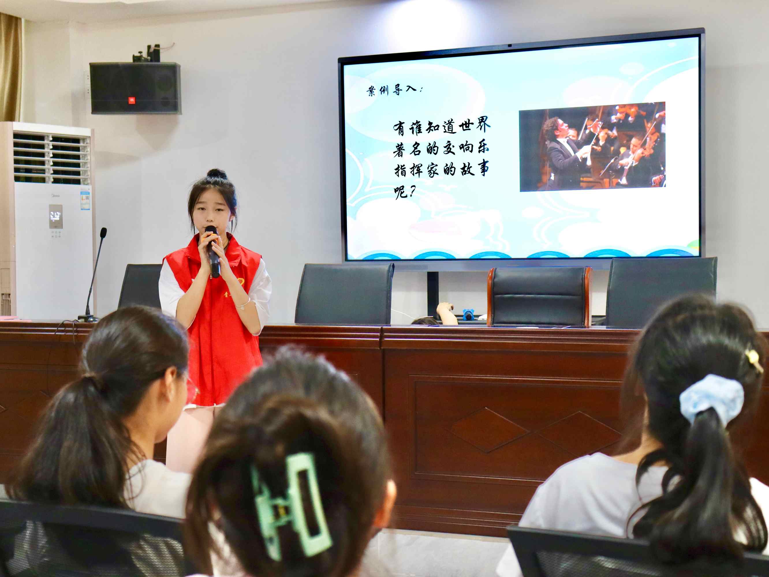 重慶移通學院：絨花禮贊，詩韻頌美——“心靈工匠，童心護航” 教育關愛服務團