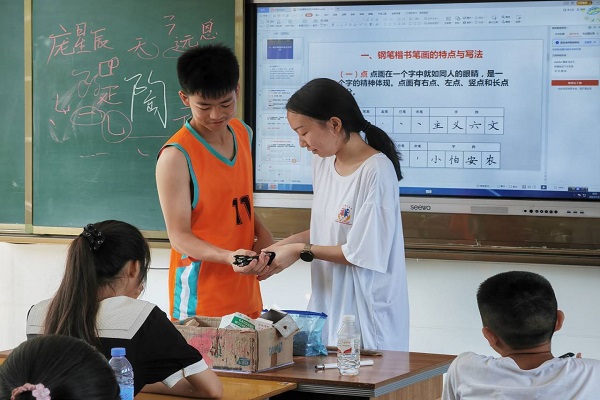 武昌理工學院三下鄉(xiāng)：練得一手好字，見字如面
