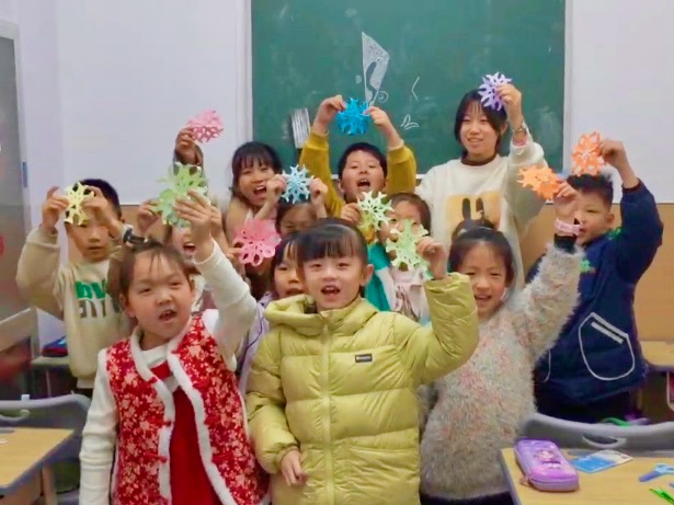 紅紙裁春映梨園，稚手傳承福滿堂