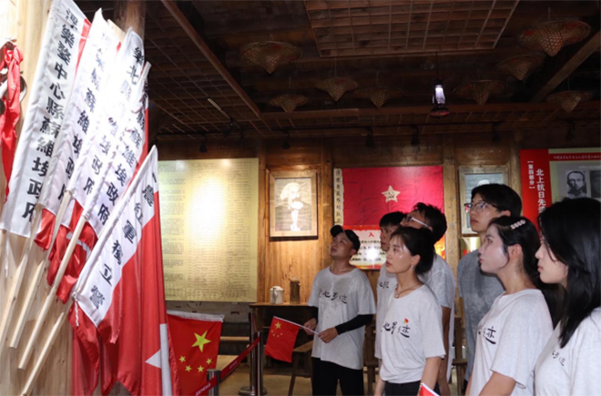 景德鎮(zhèn)陶瓷大學“瓷心·鄉(xiāng)跡”暑期社會實踐隊赴前程村開展暑期社會實踐——瓷片在